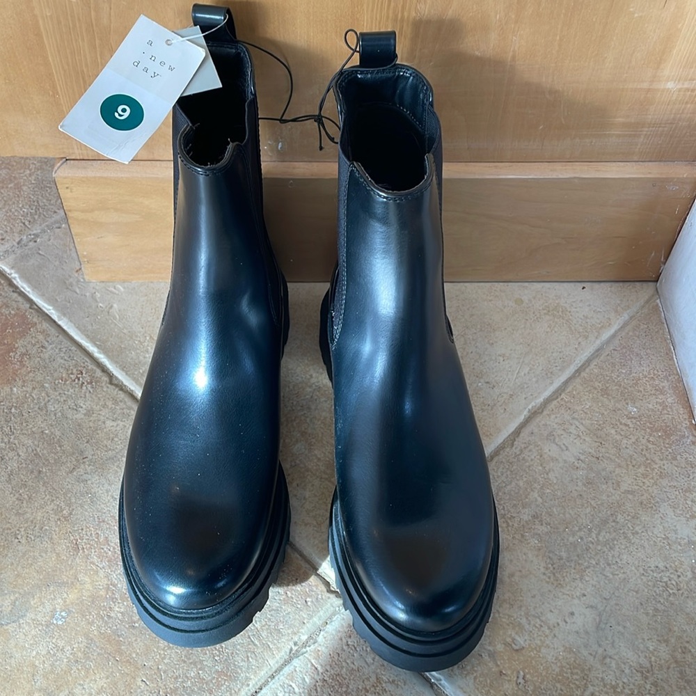 Black rain boots women’s size 9